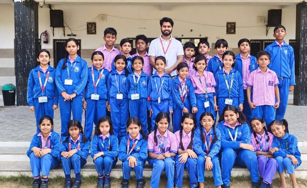 Class group photo with teacher